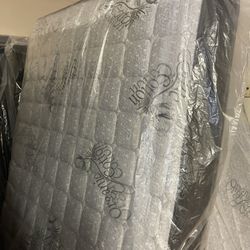 New Queen Set Of Mattress And Boxspring 