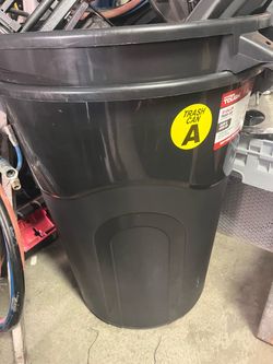 2 brand new trash cans