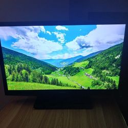 Toshiba 32-inch HD Flat Screen TV Remote & Mounting Bracket included - Model 32L4200U  Great Sound and Picture Quality Great For Gaming ( NOT SMART)