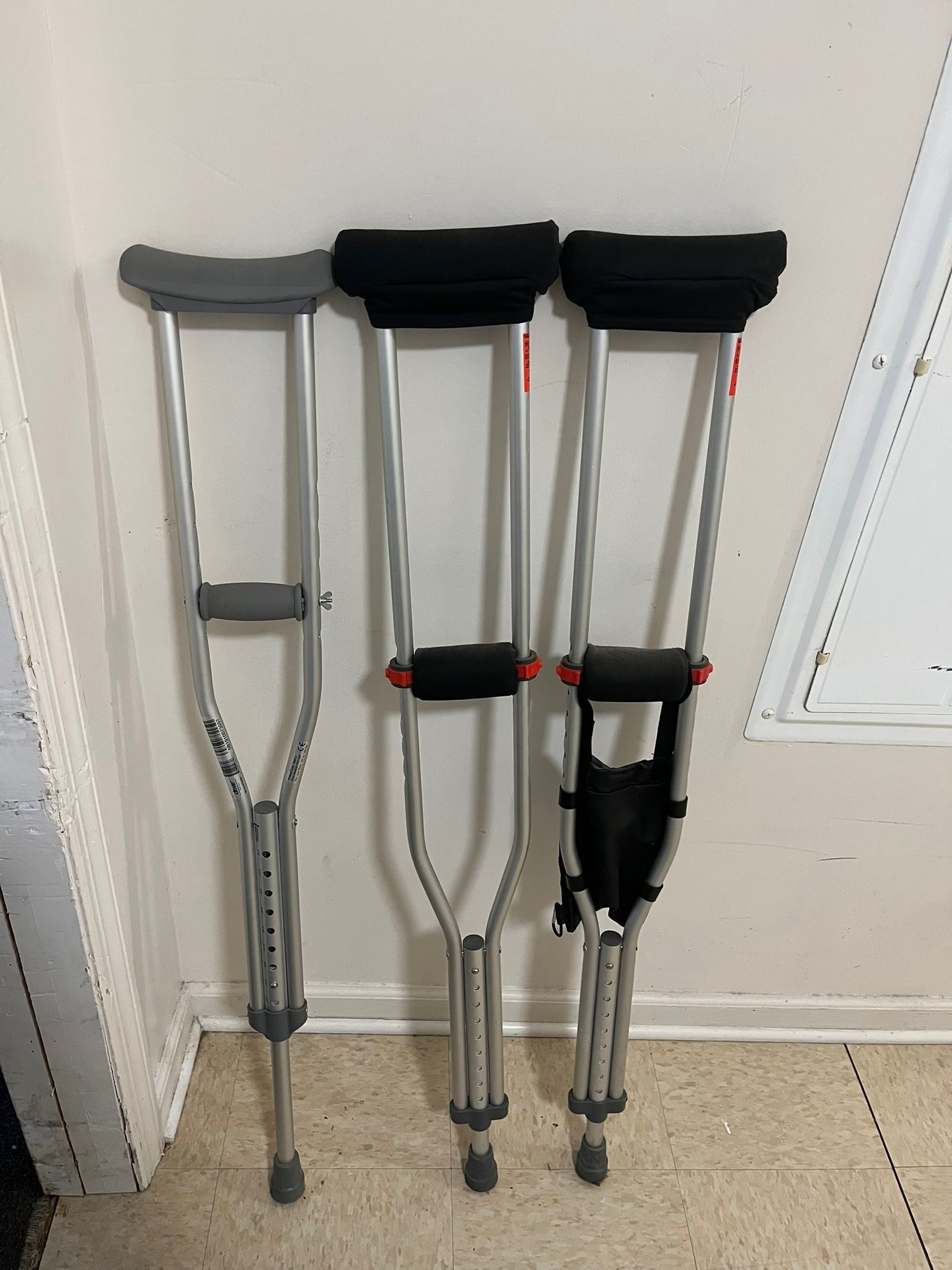 Crutches And 2 Cast Boots For Sale Attention: Athlète Or Trainers