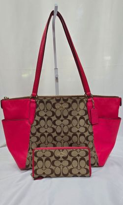Coach Ava F37231 Signature Tote + Coordinating Zip Wallet Pink KhakiCoach Ava F37231 Signature Tote + Coordinating Zip Wallet Pink Khaki

Beautiful 2-