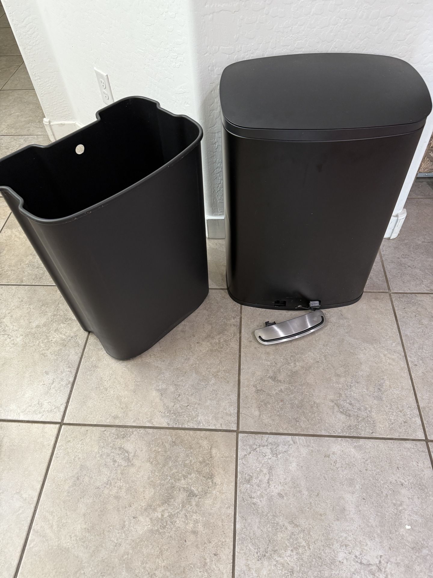 Trash Can - 13 Gallon- Broken Pedal, But Still Functional 