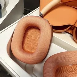 APPLE AIRMAXES ( headphones)