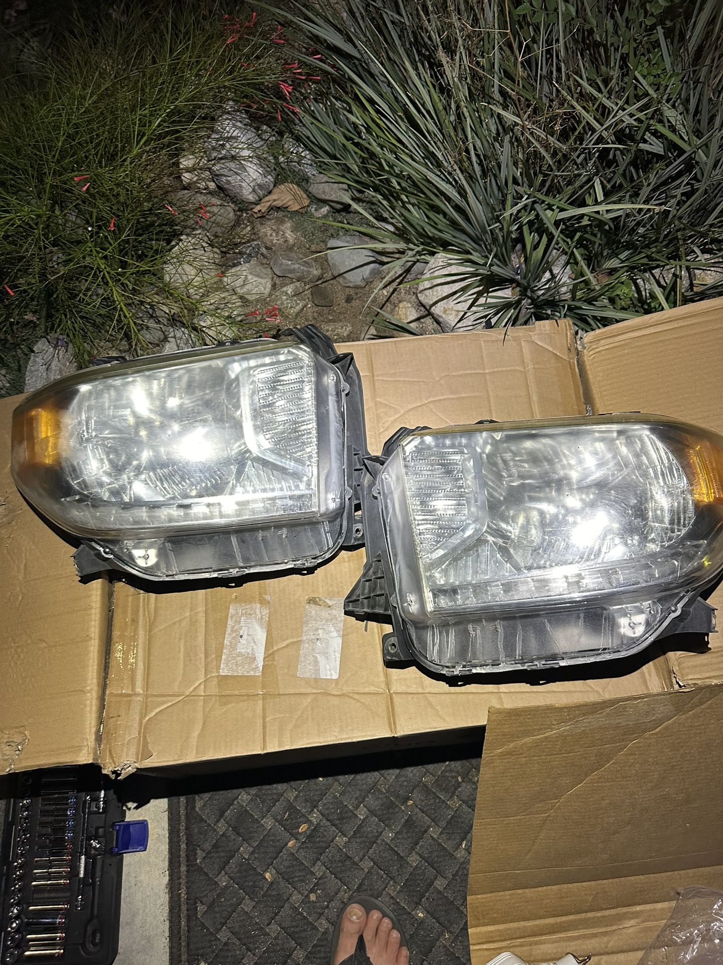 Toyota Tundra OEM headlights 2014-2020