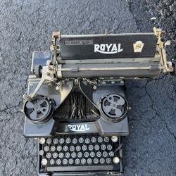 Old used typewriter 
