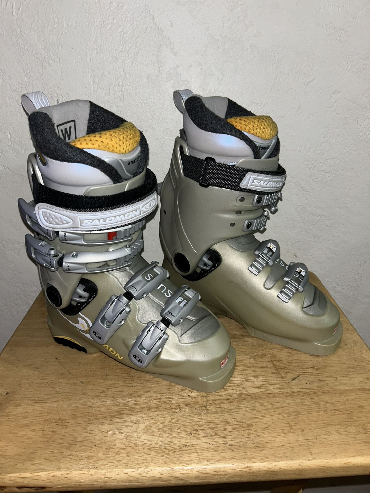 SALOMON WOMENS YOUTH SKI BOOTS SIZE 4-4.5 CHECK OUT MY PROFILE FOR MORE GREAT ITEMS