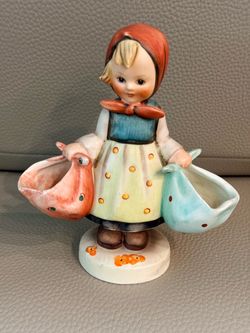Hummel Goebel porcelain figurine titled „Mother’s Darling”