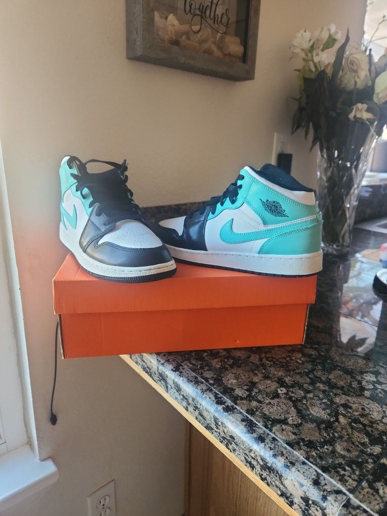 Air Jordan. Nike.  Size  6.5.  Like New. See Picture 