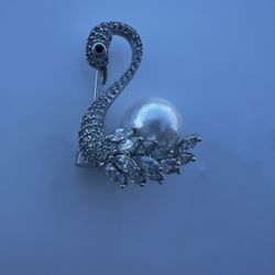 Elegant Swan Swing Pin with Freshwater Pearl