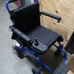 Almost New   Electric Scooter And It Comes Whit Equipment.for The Car Or Better Ofer 