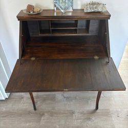 Mahogany slant-front secretary desk with cabriole legs.