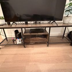 TV stand holds up to 65in tv