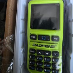  selling a brand new baofeng uv-5r mini radio