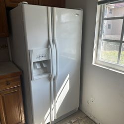 Two sides refrigerator 