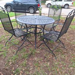 Iron Table Set 5pc Rocking Chair Good Condition 