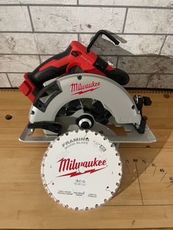 Milwaukee M18 18V Lithium-Ion Brushless Cordless 7-1/4 in. Circular Saw (Tool-Only)