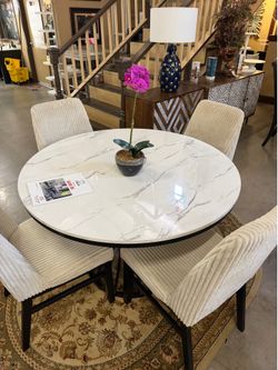 Hadley Round Table w 4 chairs