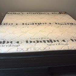 King Size Bed.. Practically Brand New !! 