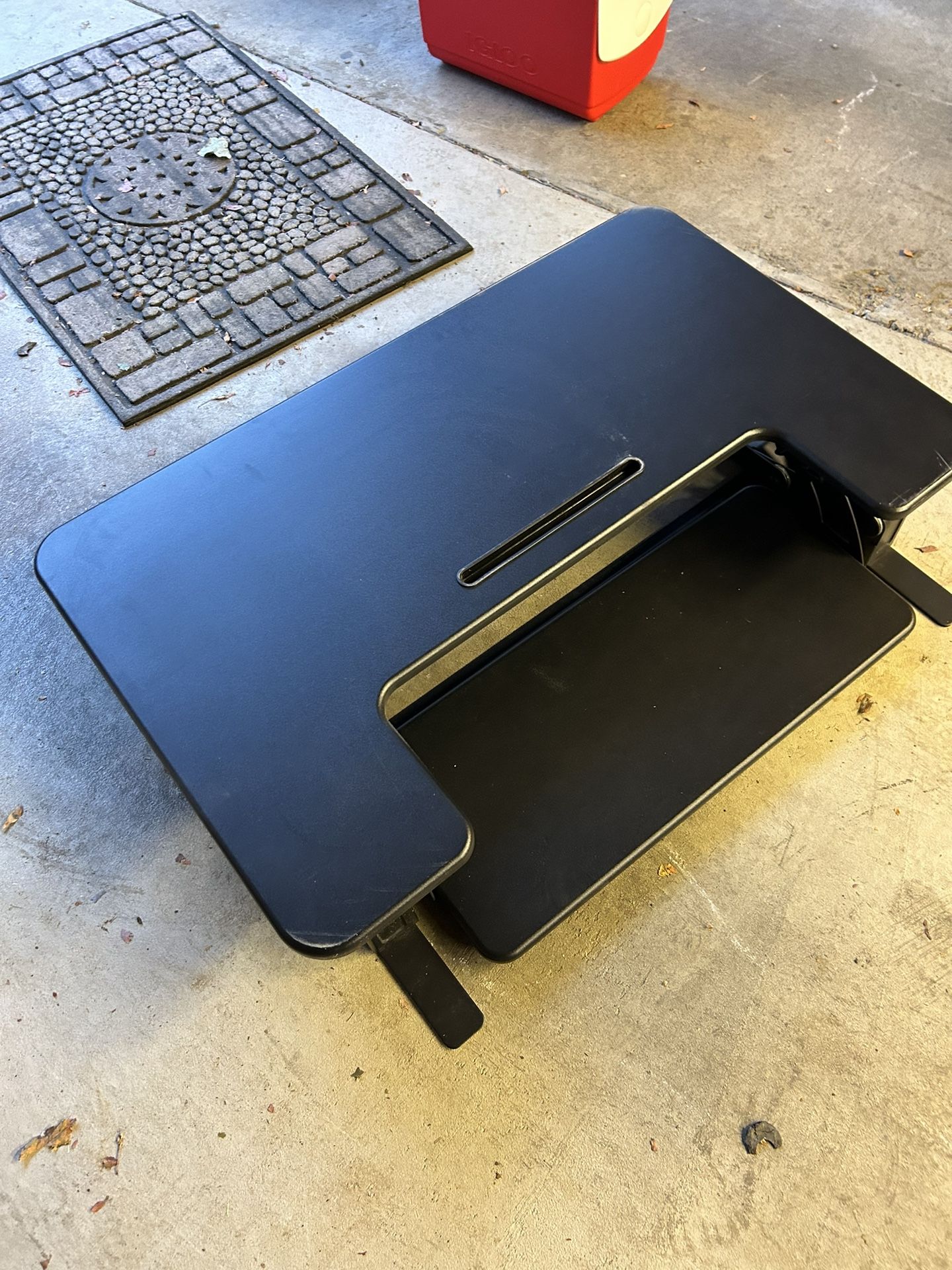 Sit to stand desktop riser