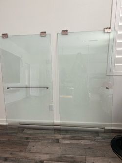 Bath tub glass door