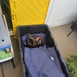 5 Moving Blankets And Chords