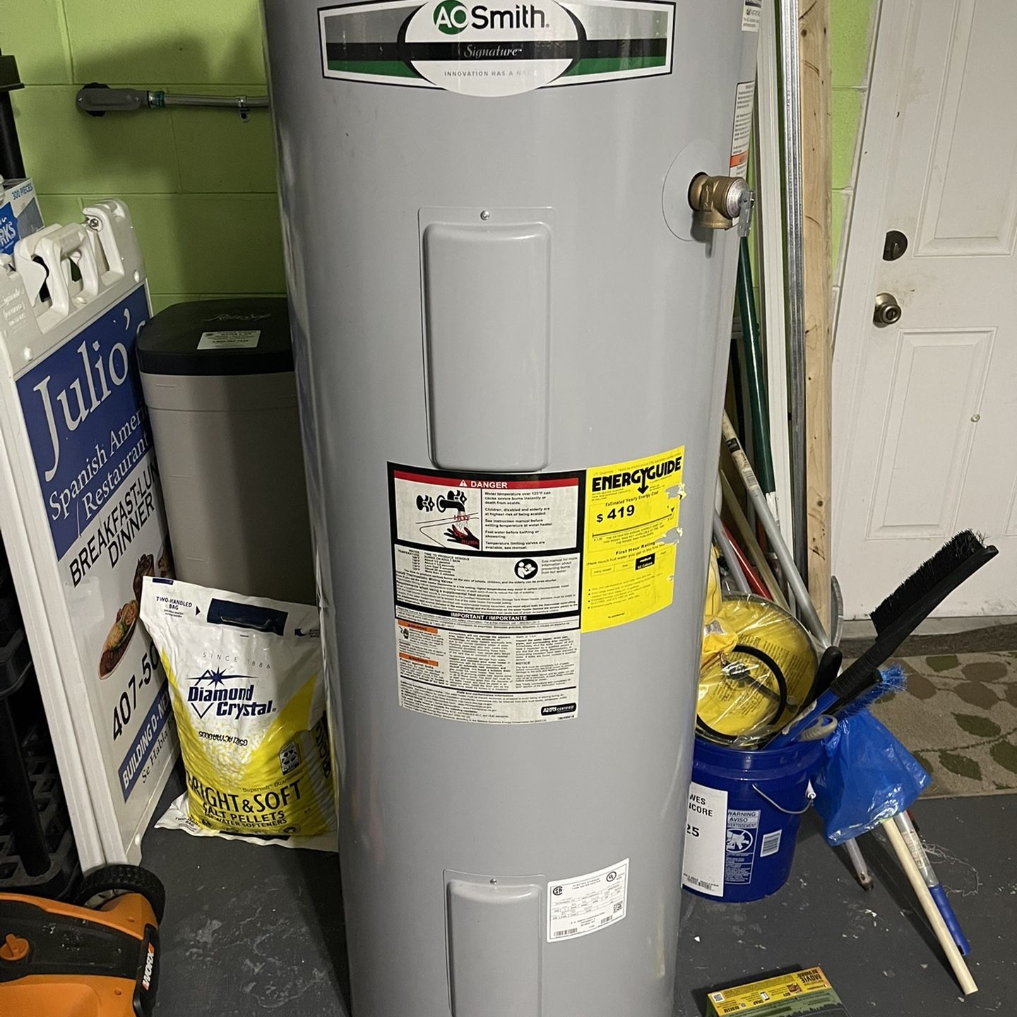 A.O. Smith Signature 100 50-Gallon Tall 4500-Watt Double Element Electric  Water Heater for Sale in Kissimmee, FL - OfferUp