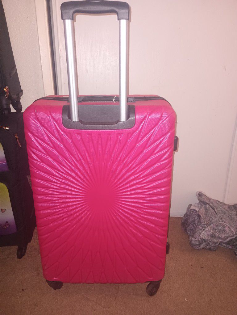 Use Luggage Large $40 Located In Palmdale California No Shipping