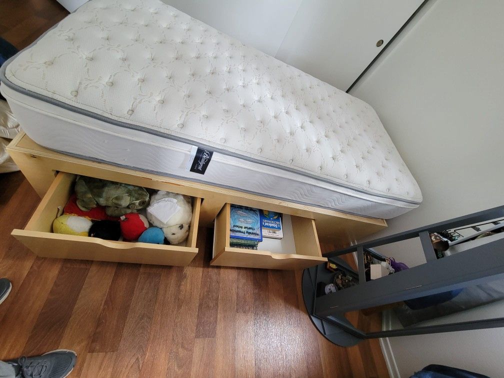 Mattress With 4 Drawer Wood Frame