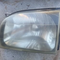 2001 Tacoma headlight. left side