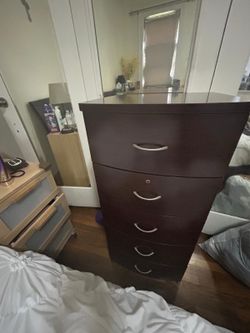 Mueble pequeño de 5 gavetas