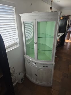 Corner cabinet