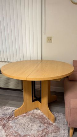 Round Extendable Dining Table – Excellent Condition