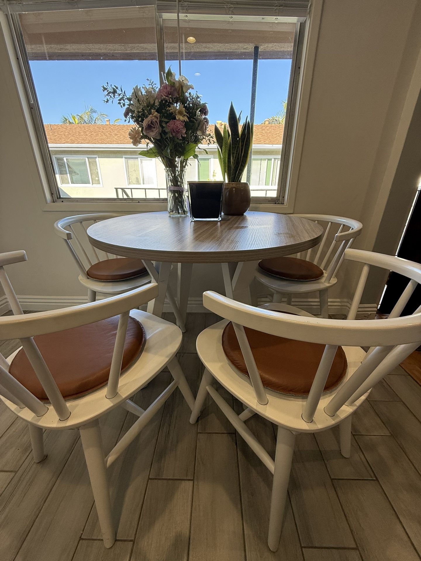Round Dining Table + 4 Chairs (with Seat Pads)