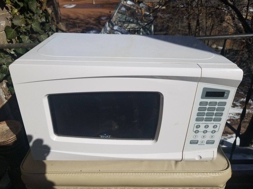 Rival Microwave - 1050W