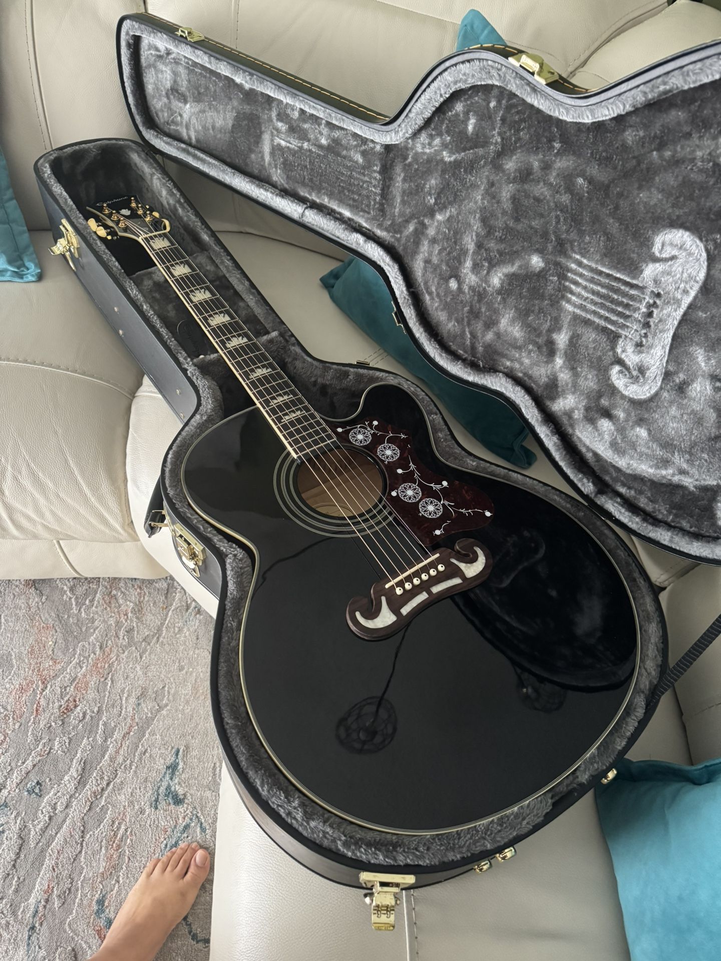 Electroacustic Guitar Epiphone