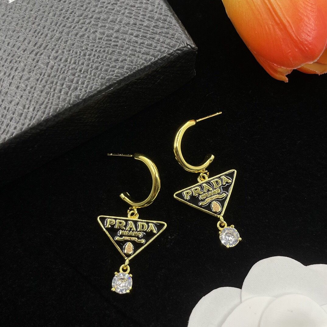A simple and versatile women's earrings