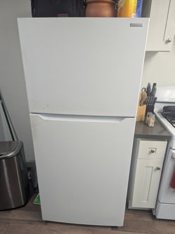 Insignia Refrigerator Model: NS-RTM18WH2