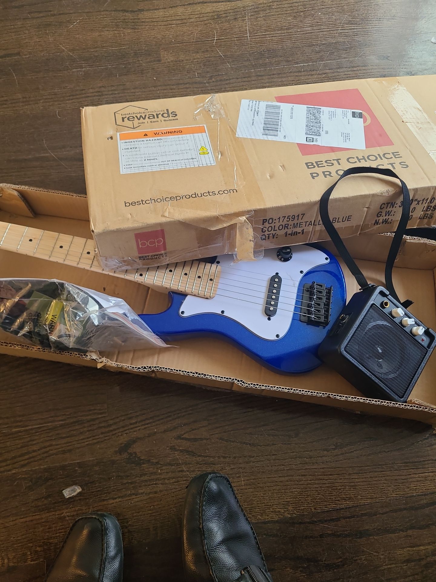 Kids play guitar