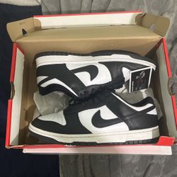 Nike Dunk “panda” (SIZE 9.5) 