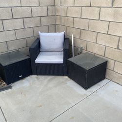 Pool chair with two end tables,
