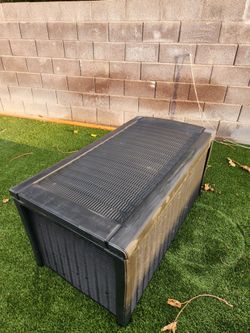 Outdoor storage deck box