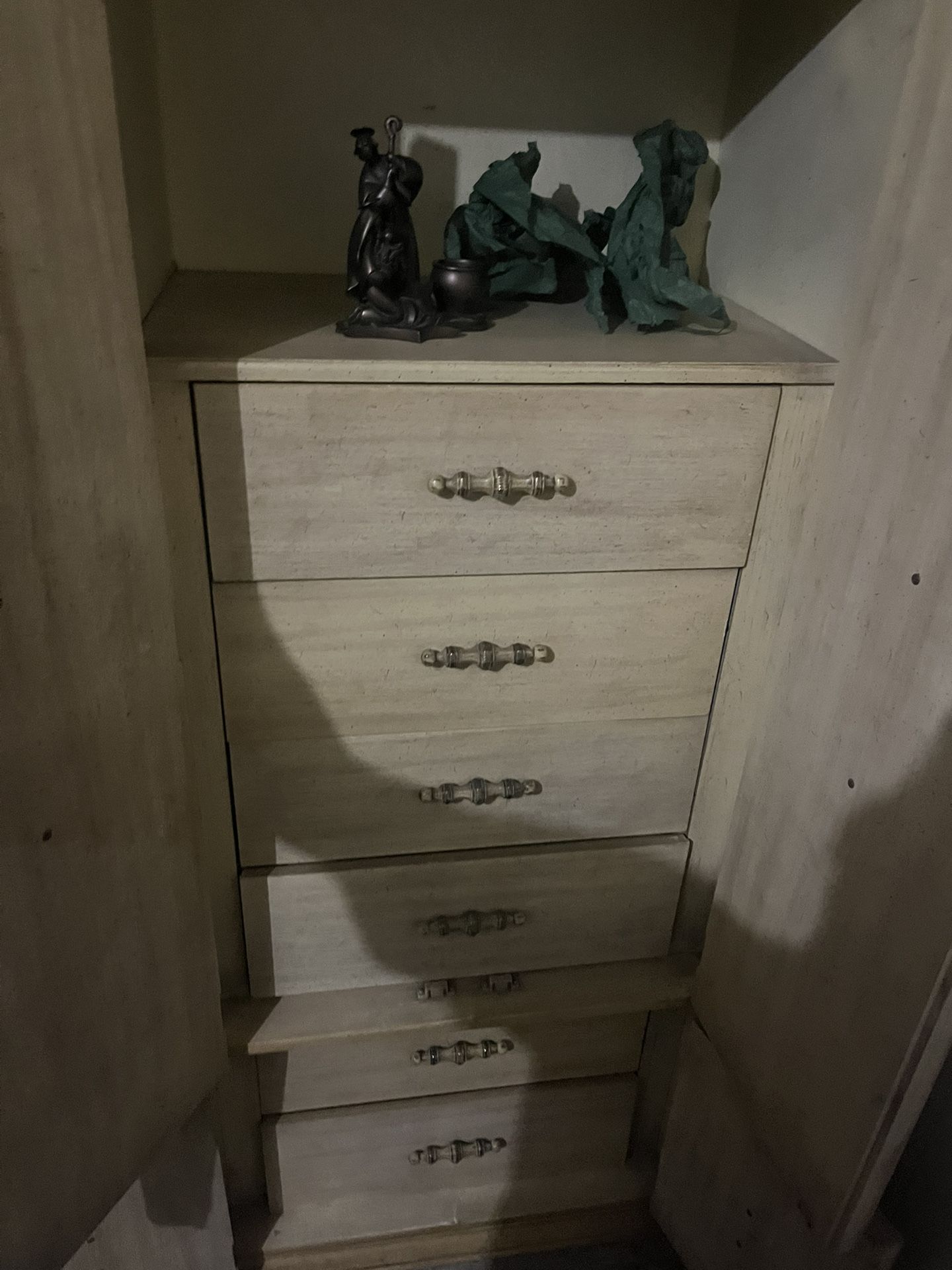 Armoire Wood. Closest 