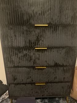 5 drawer dresser and 2 drawer nightstand