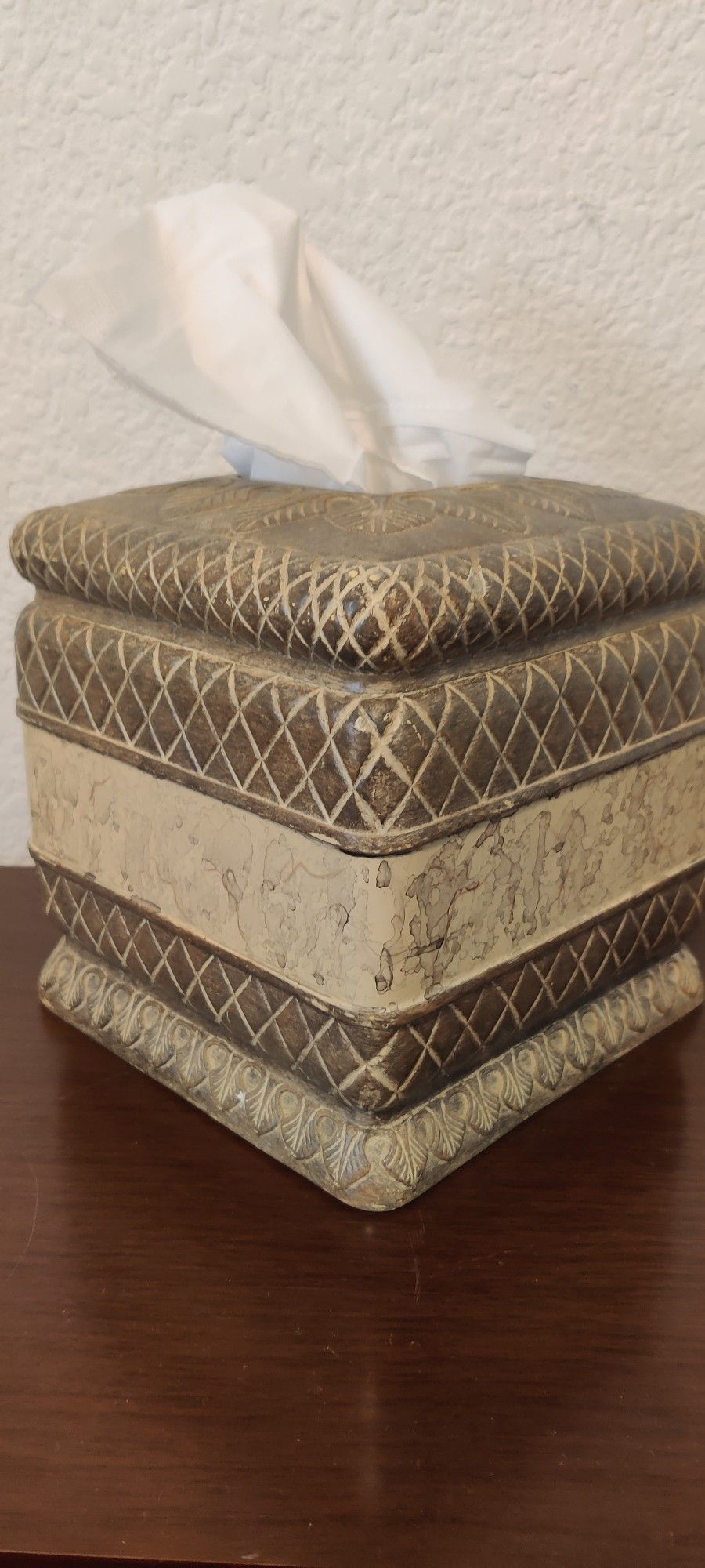 Corinthian Tissue box - Indian ink