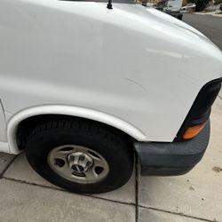 06 Gmc Savahna Front End Parts Listed Parts Only Together 