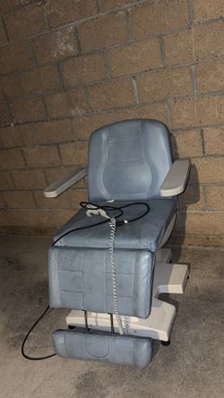 FREEEE 2 dr chairs with remotes