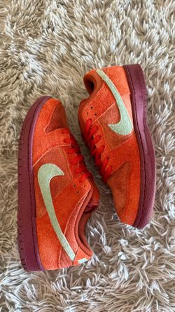 Size 9 Nike SB Dunk Low Mystic Red 2023 DV5429-601 OG Emerald. Excellent preowned condition. Same day shipping.  The Size 9 Nike SB Dunk Low Mystic Re