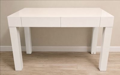 Modern White Lacquer Desk with 2 Drawers – Stylish & Functional
