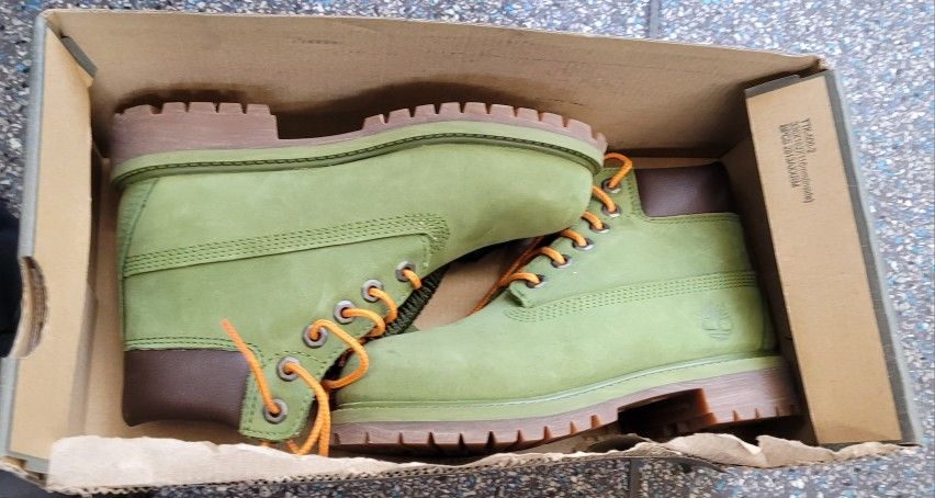 TIMBERLAND KIDS BOOTS W/ EXTRA GREEN SHOELACES
