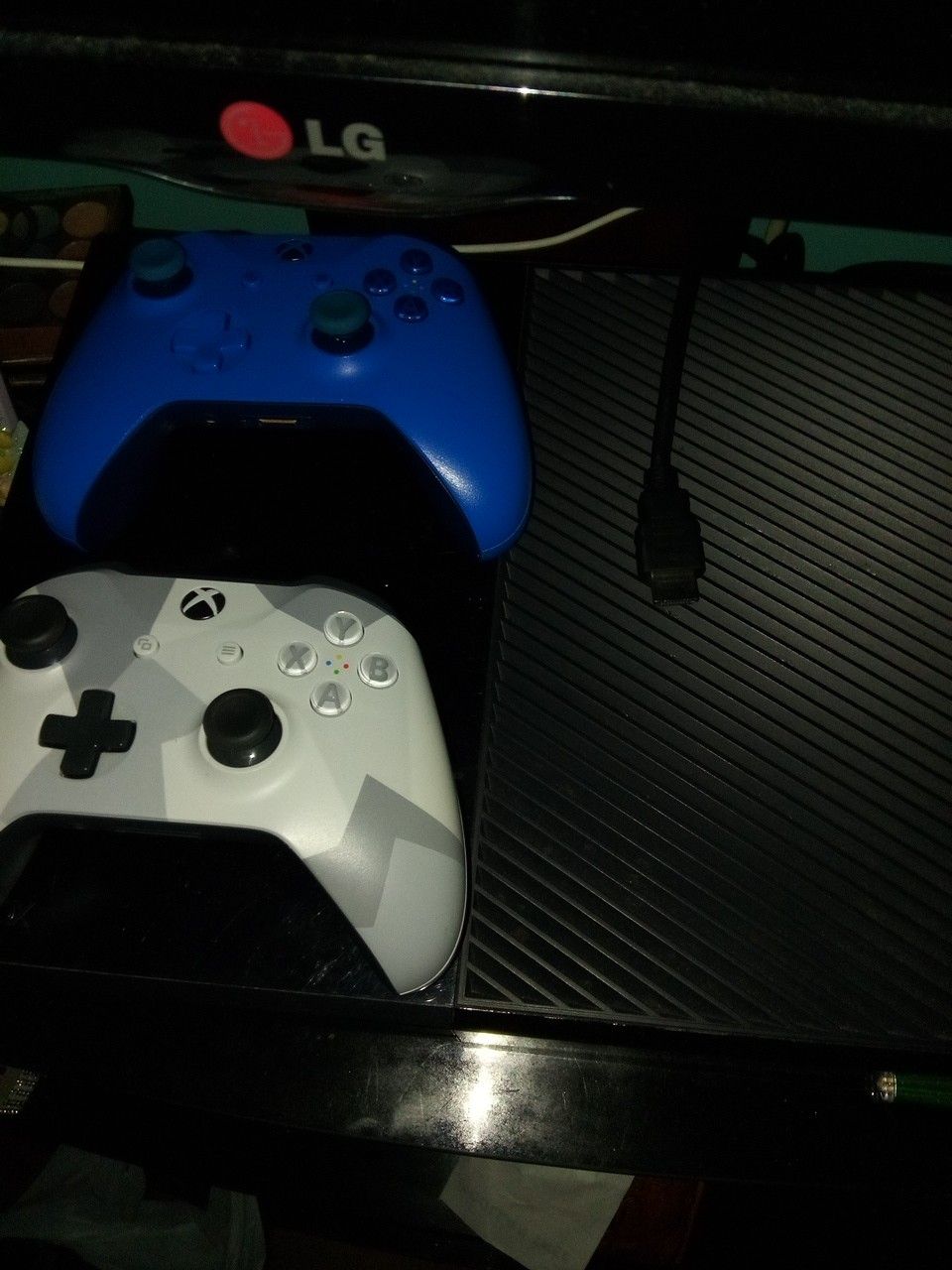 Xbox one w/ 2 controllers